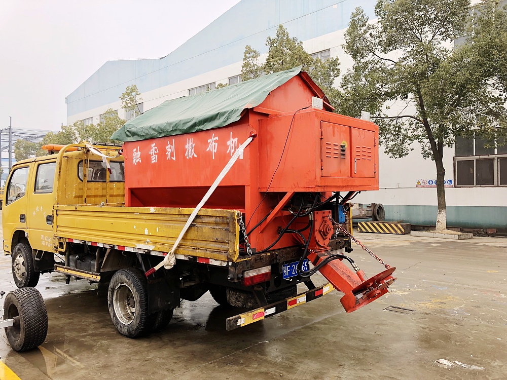 東風(fēng)雙排座貨車(chē)帶融雪劑撒布機(jī)
