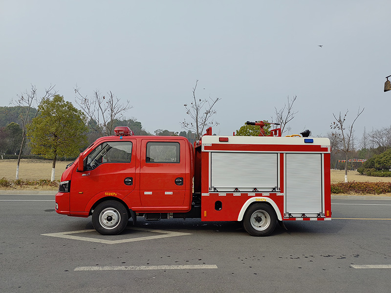 藍牌東風(fēng)途逸0.85噸水罐消防車
