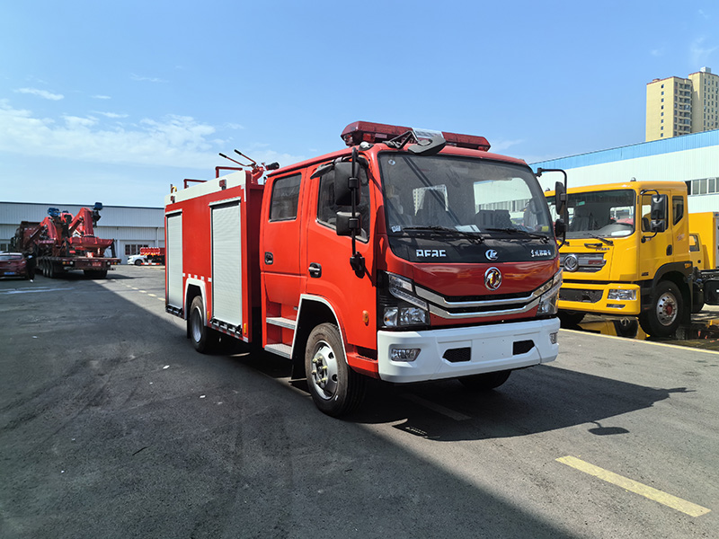 東風(fēng)多利卡4噸康機(jī)水罐消防車