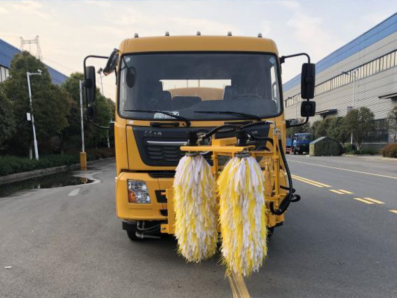 東風(fēng)天錦高速護欄清洗車