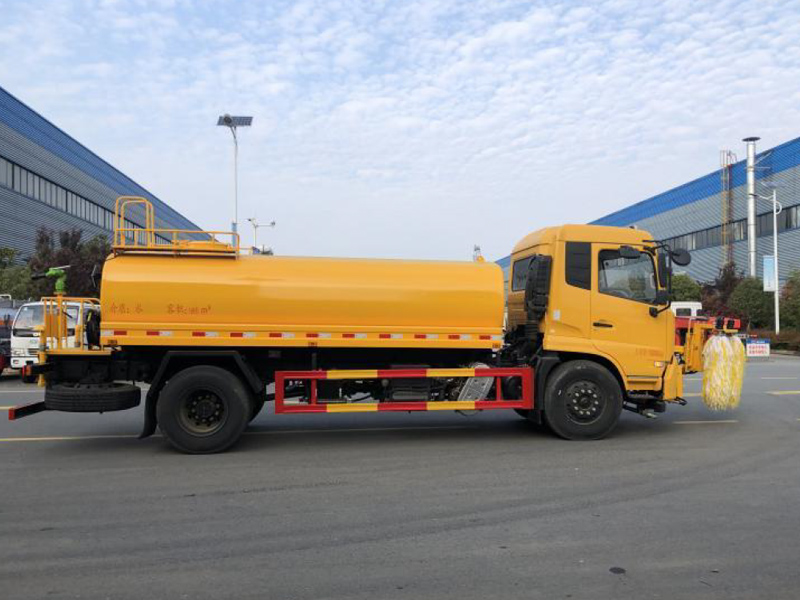 東風(fēng)天錦高速護欄清洗車