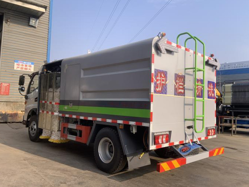 江淮中置護(hù)欄清洗車(chē)