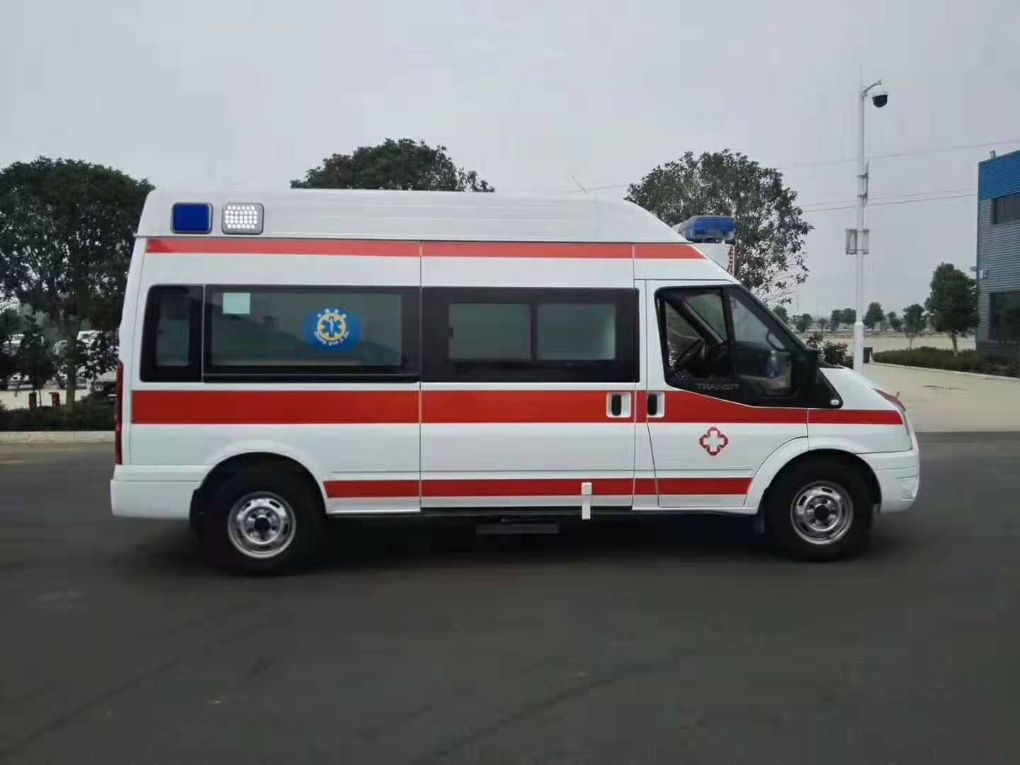 福特V348長軸中頂監(jiān)護(hù)型救護(hù)車